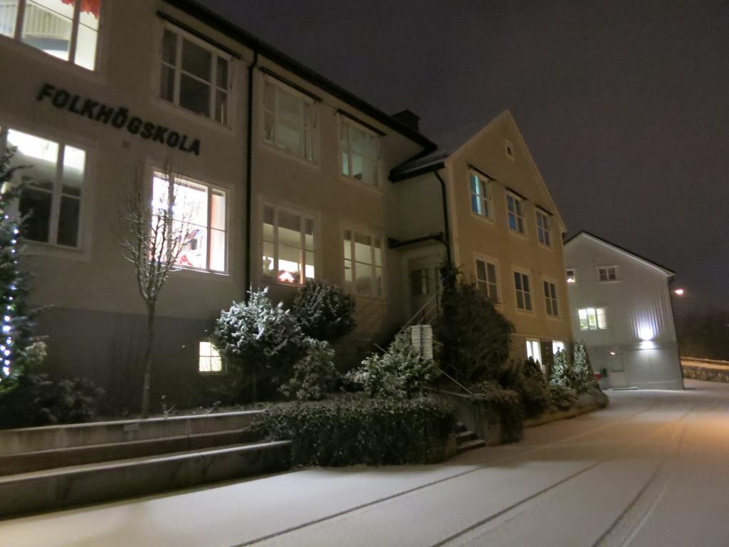 Vaernamo Folkhoegskolas Vandrarhem Экстерьер фото